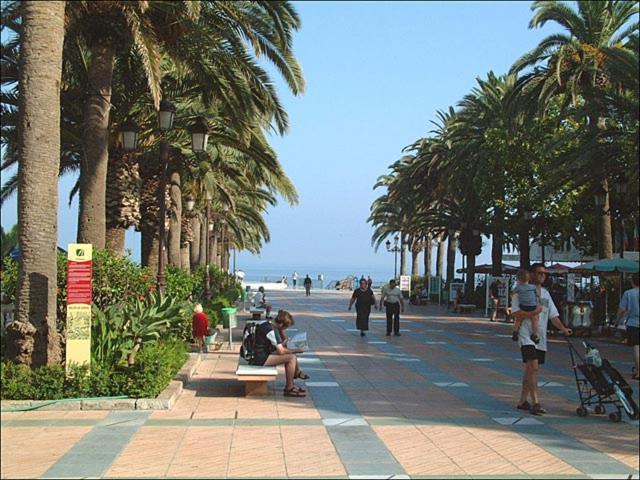 Апартаменти Nerja 1ª Linea De Playa De Burriana , Terraza Grande Al Mar Екстер'єр фото